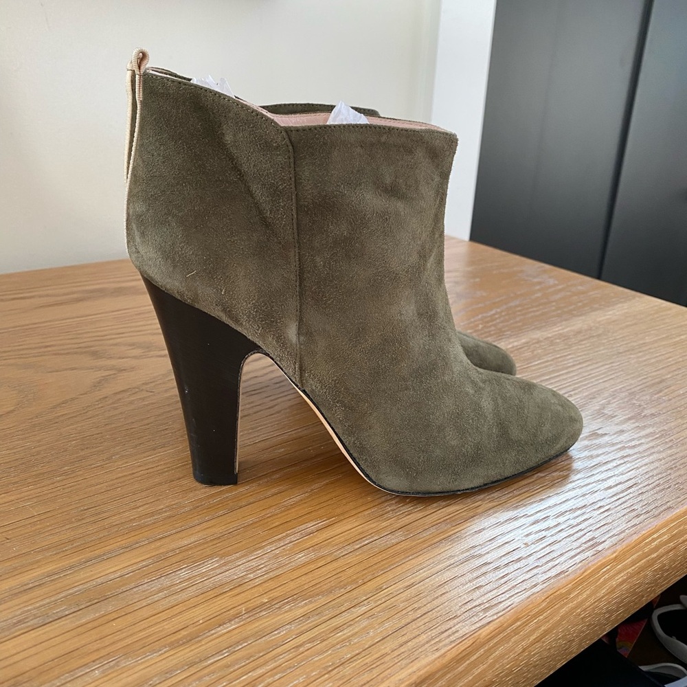 NWOB SJP SARAH JESSICA PARKER SURGE SUEDE HEELS ANKLE BOOTIES BOOTS GREEN